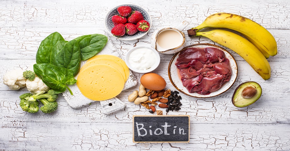 Gdzie występuje biotyna? Witaminę B7 można znaleźć w podrobach, mięsie, niektórych warzywach, a także w ziarnach, nasionach i orzechach.