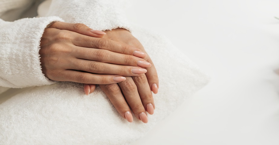 Biotyna może korzystnie wpływać na stan skóry, włosów i paznokci, zmniejszając ich łamliwość i kruchość oraz wzmacniając płytkę paznokciową.