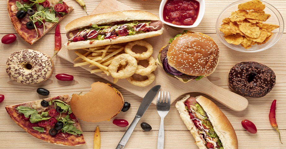 Jako cheat meal wykorzystywane są najczęściej dania fast-food - pizza, hamburger, frytki oraz słodycze - pączki, ciastka i słone przekąski, np. chipsy. 