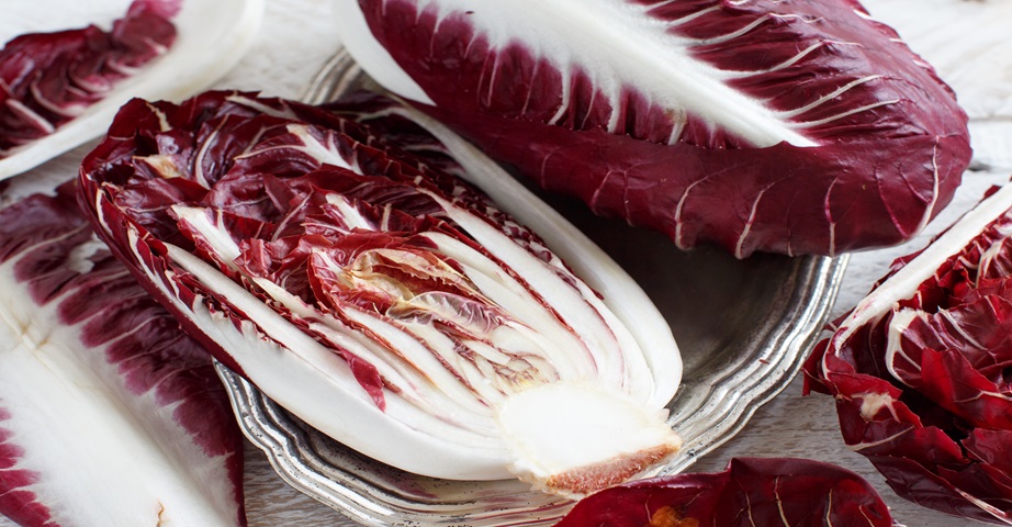 Do przygotowywania potraw i dań można wykorzystywać zarówno cykorię korzeniową czerwoną, jak i białą. To warzywa, które sprawdzą się jako dodatki do sałatek, zup czy mięs.