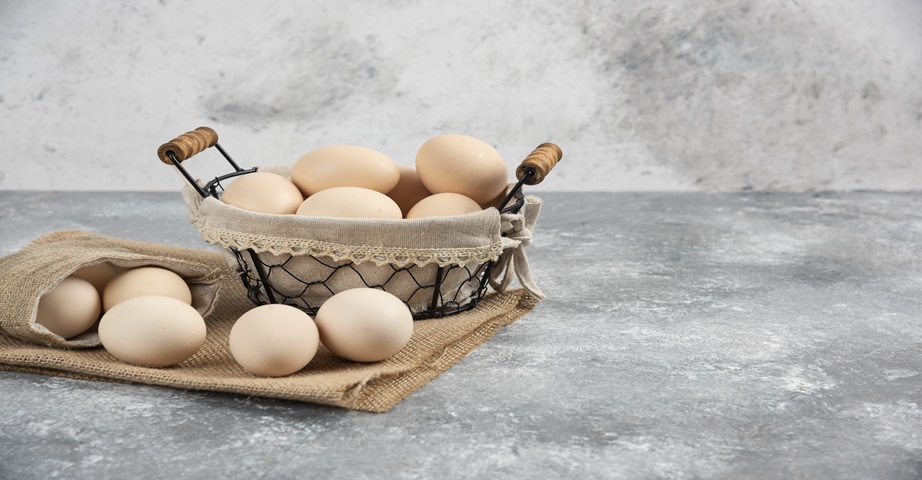 Na wielkanocnym stole nie może zabraknąć jajek. W fit przepisach wielkanocnych można wykorzystać jajka faszerowane awokado czy jajko jako dodatek do żurku w wersji light.