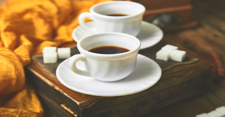 Dieta kopenhaska to restrykcyjny plan żywienia. Jednym z elementów jadłospisu jest czarna kawa z dodatkiem kostki cukru, która często stanowi śniadanie podczas wymagającej diety odchudzającej.