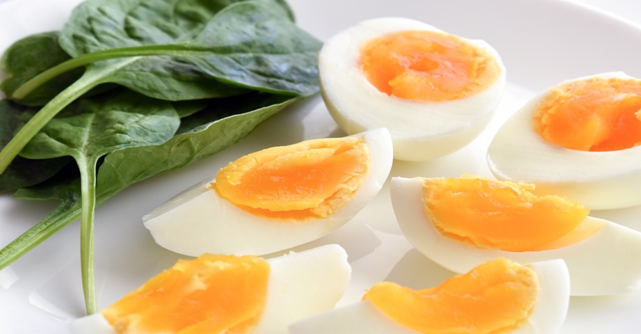 Podczas stosowania rygorystycznej diety kopenhaskiej można spożywać m.in. jajka na twardo czy szpinak. Posiłki są ściśle określone i należy trzymać się konkretnych pór ich spożywania.