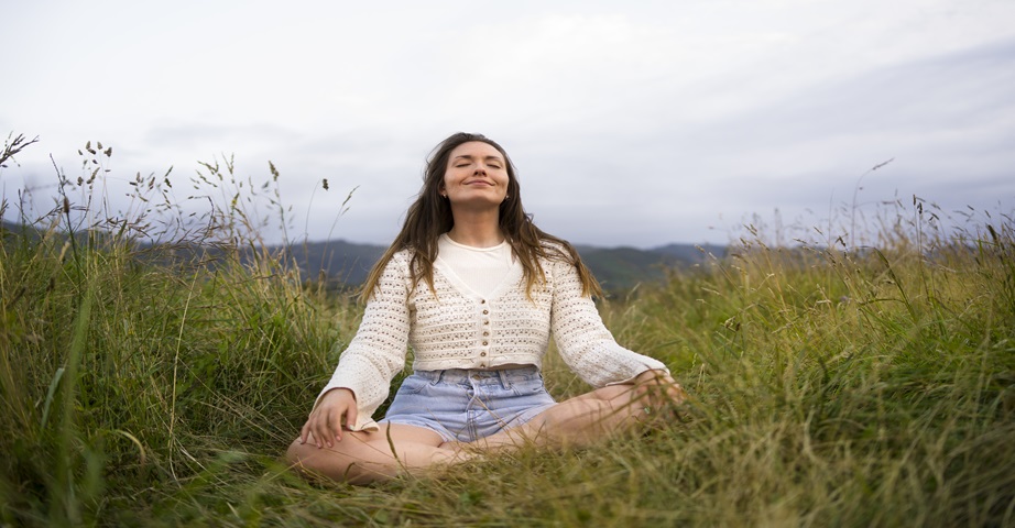 Metody relaksacyjne można praktykować w ustronnym pomieszczeniu, a także na zewnątrz, wyciszając się w otoczeniu natury. Dobrym rozwiązaniem relaksacyjnym może być joga, medytacja czy trening uważności.