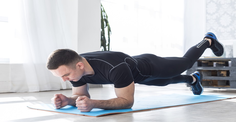 Mężczyzna wykonujący plank - ćwiczenia na wzmocnienie mięśni brzucha