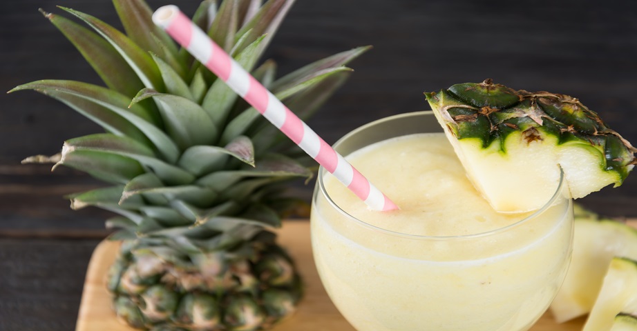 Energetyzujący koktajl odchudzający to szejk zawierający ananasa, pomarańczę czy nasiona chia. To pożywny, sycący i bogaty w składniki odżywcze napój.