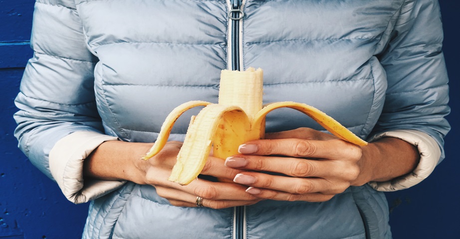 Potas to składnik mineralny niezbędny do właściwej pracy układu nerwowego i funkcjonowania mięśni, który można dostarczać do ustroju wraz z codzienną dietą. Za źródło potasu uznaje się banany, a także szpinak, soję czy pistacje.