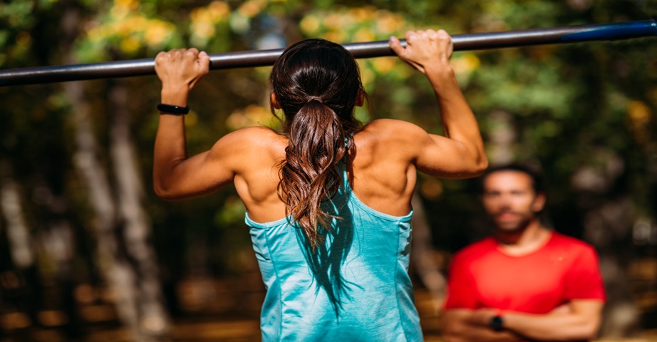 Trening Armstronga to ćwiczenia na podciąganie, które mogą wykonywać zarówno kobiety, jak i mężczyźni w celu zwiększenia wytrzymałości mięśniowej.