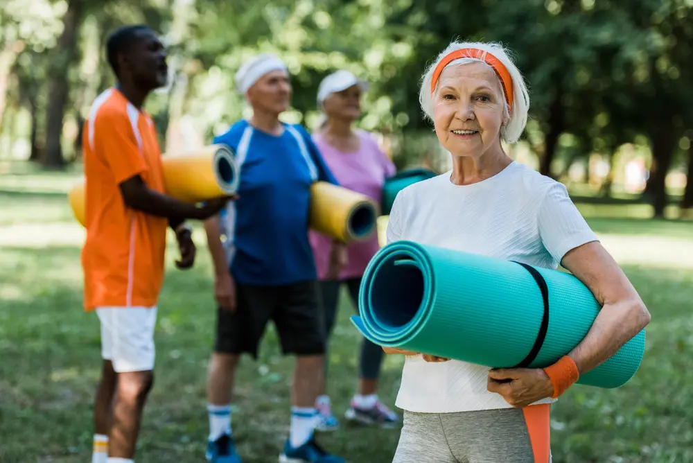  aktywni-seniorzy-razem-na-treningu-fitness-na-swiezym-powietrzu