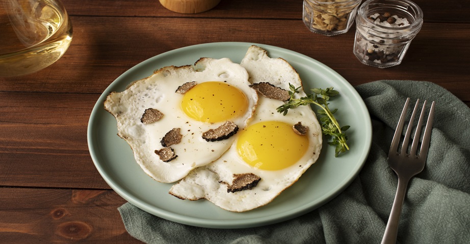 Dieta Atkinsa to niskowęglowodany model odżywiania, w którym należy zwiększyć spożycie białka i tłuszczów. Jednym z dozwolonych pokarmów są jajka w różnych postaciach.