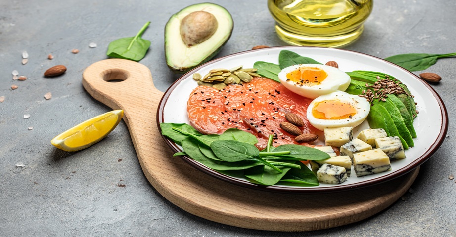 Dieta Atkinsa to odchudzający model żywienia, który bazuje na białku i tłuszczach. Dozwolone są jajka, ryby, zielone warzywa liściaste, orzechy czy nasiona.