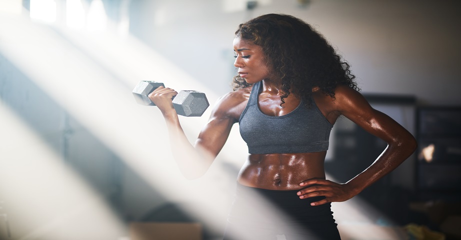 Ćwiczenia na biceps można praktykować w domu, jak i na siłowni. Pomocnym sprzętem w trakcie ćwiczeń mięśni dwugłowych ramion mogą być hantle, z którymi można wykonywać szereg różnych aktywności wspierających rozbudowę bicepsów.