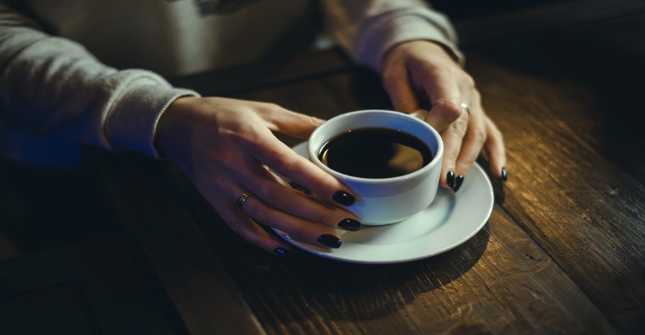 Kofeina to substancja psychoaktywna, najczęściej dostarczana do ludzkiego organizmu wraz z kawą. Substancję można znaleźć też w herbacie, czekoladzie czy yerba mate. Ile mg kofeiny ma kawa?