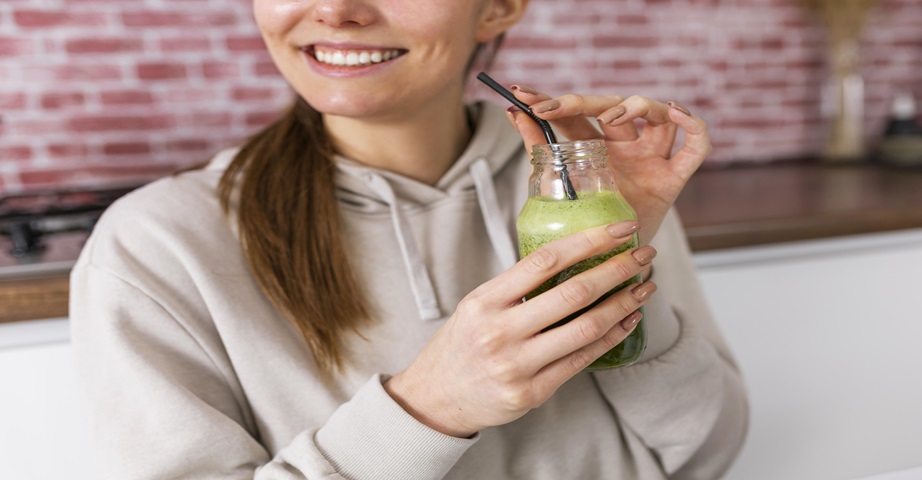 Kobieta pije zielone smoothie na diecie Cambridge.