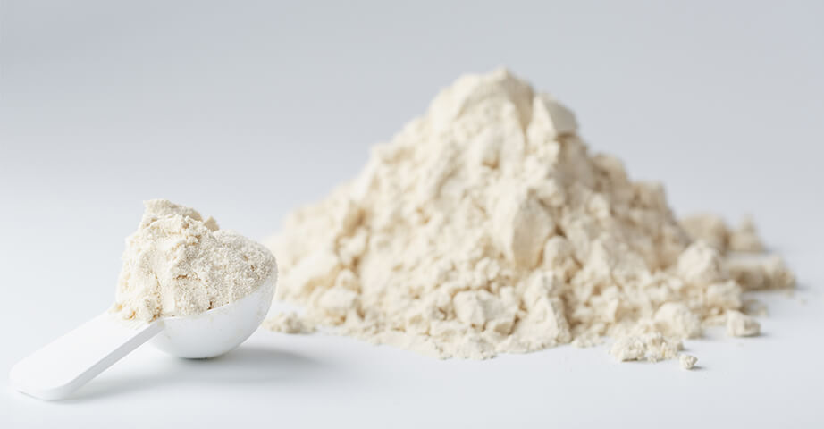 Using casein (casein protein - the basic protein of milk) is an ideal alternative to consuming whey protein before bedtime. Casein intake is recommended before bedtime due to its very long breakdown in the human body.