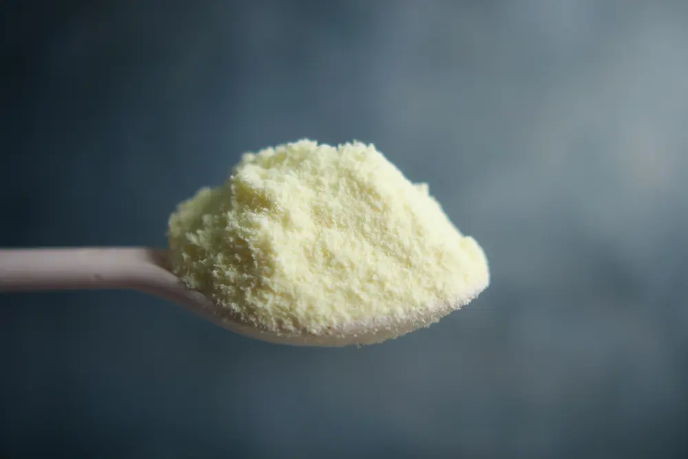 colostrum-na-lyzce-z-bliska