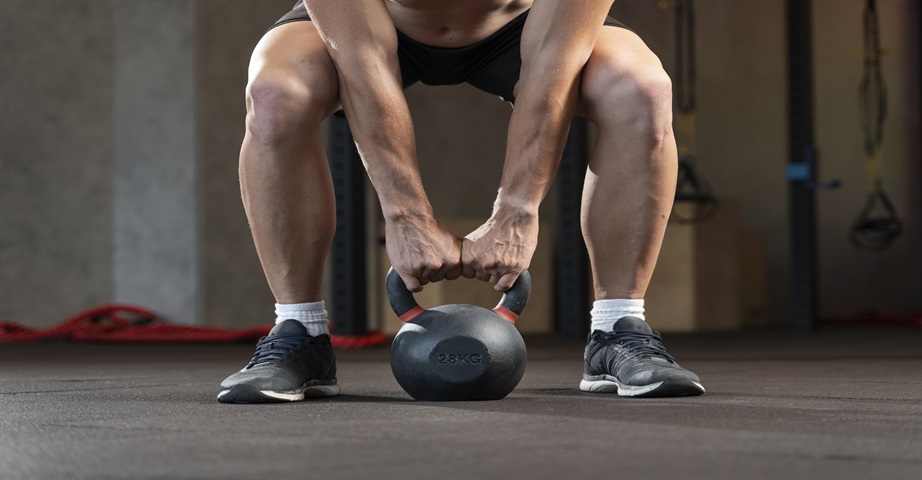 Mężczyzna wykonuje trening crossfit z kettlebells