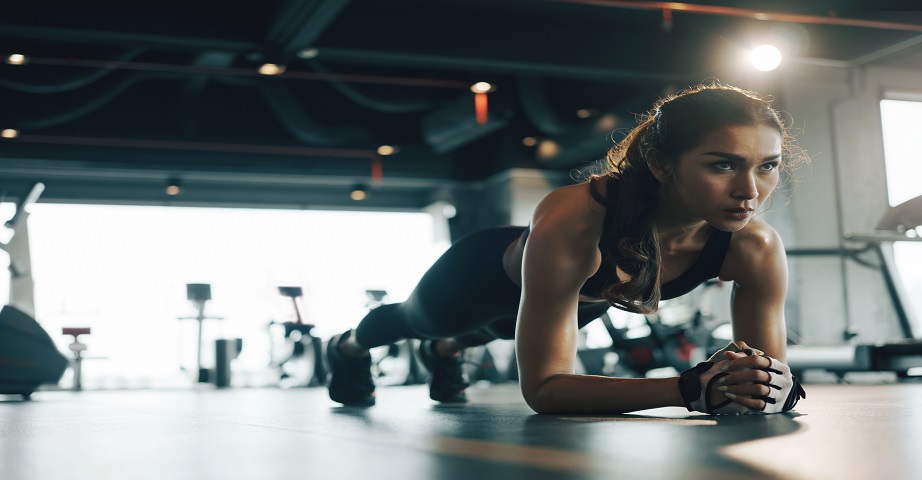 Wśród podstawowych ćwiczeń wielostawowych, które często są wykonywane zarówno w trakcie treningu na siłowni, jak i w warunkach domowych można wymienić plank, czyli deskę.
