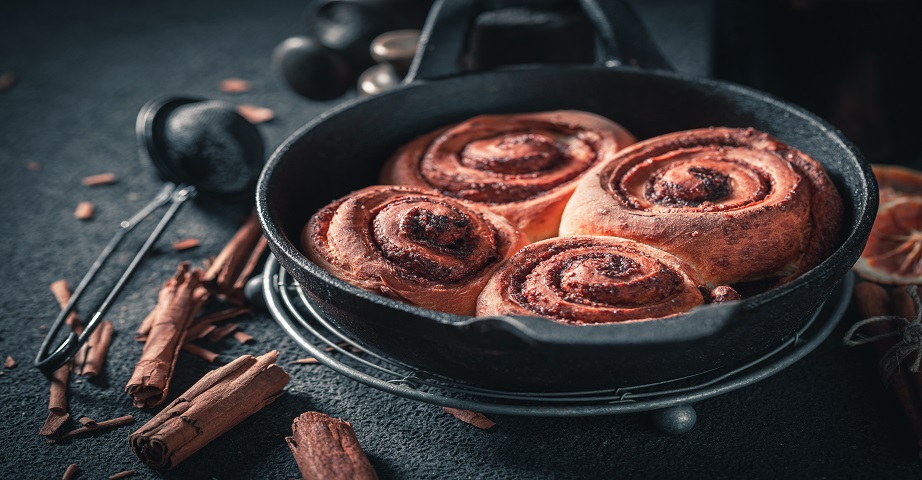 Cinnamon is a spice commonly used in the kitchen. With the addition of cinnamon, you can prepare cinnamon rolls, baked apple, cake or rice on milk.