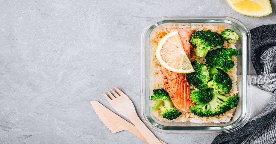 The MIND diet includes suggestions for dishes such as salmon with brown rice and vegetables.