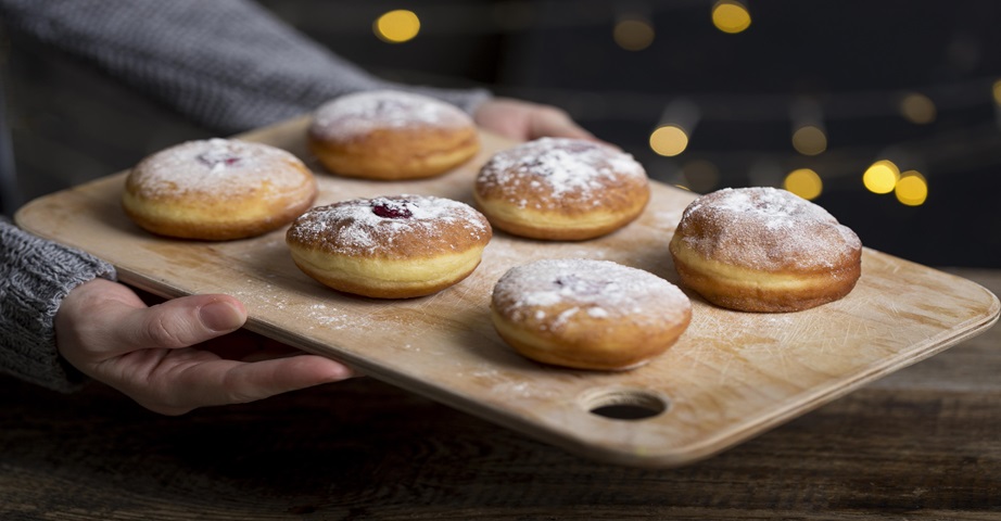 Fit doughnuts from the oven with sugar-free fruits in the gel and a natural sweetener.