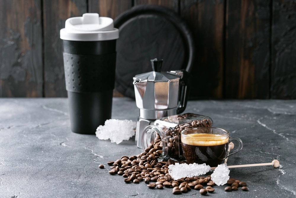 filizanka-espresso-kawy-i-kawiarka-na-ciemnym-tle