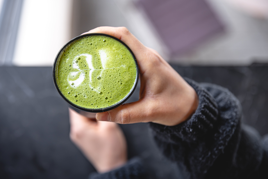 matcha-latte-zielona-herbata-w-kubku