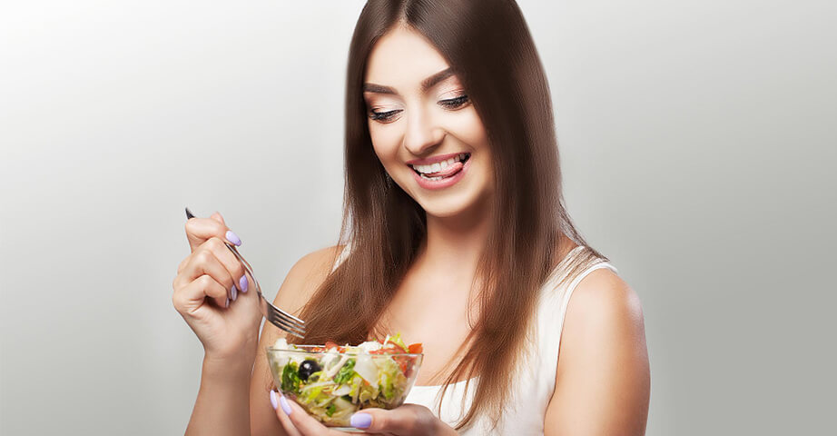 Gesunde Ernährung ist ein Begriff, der nicht nur Obst und Gemüse umfasst, sondern vor allem die Einschränkung des Verzehrs stark verarbeiteter Lebensmittel, die Vermeidung großer Mengen an Zucker und die Begrenzung der Salzaufnahme. Regelmäßige körperliche Betätigung, auch mit mäßiger Intensität, verbessert die allgemeine Funktionsfähigkeit des Körpers und verringert das Risiko von Krankheiten wie Diabetes oder Herzinfarkt (Zivilisationskrankheiten).