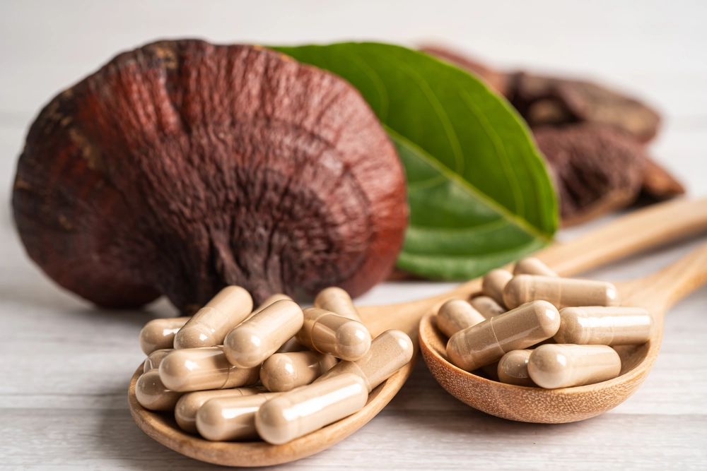  kapsulki-z-grzybem-reishi-na-jasnym-tle