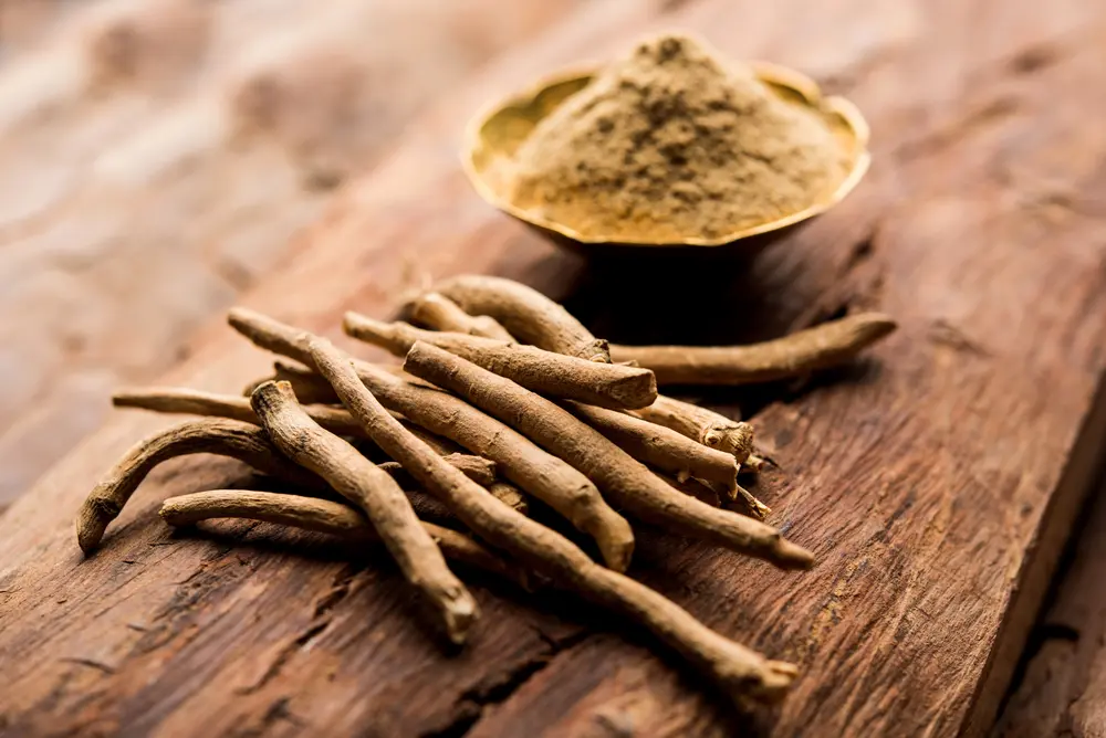  korzen-ashwagandhy-i-proszek-na-drewnianej-desce