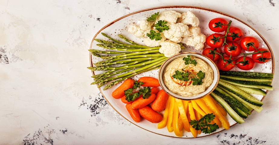 Dobrym pomysłem na diecie na wątrobę może być hummus z warzywami.