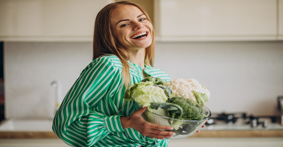 Na diecie niskowęglowodanowej można spożywać warzywa o niskiej zawartości węglowodanów, takie jak kalafior, brokuł czy brukselka.