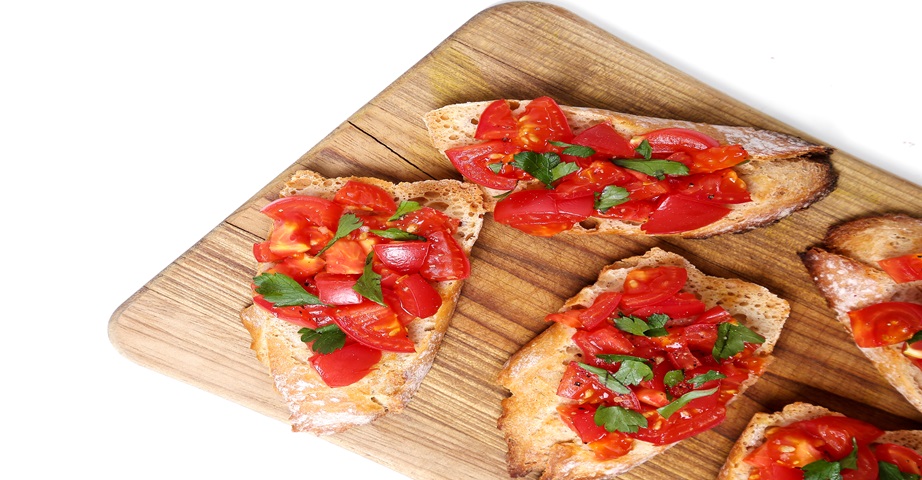 Dieta niskobiałkowa bazuje na produktach węglowodanowych. Dozwolone jest niskobiałkowe pieczywo niskosodowe z pomidorem.