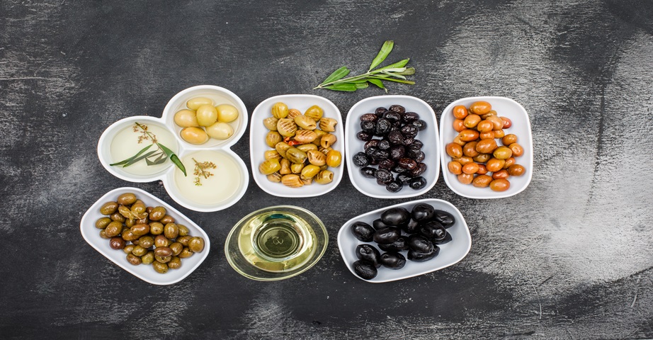 Dieta śródziemnomorska to najzdrowsza dieta świata, która bazuje na produktach roślinnych. W jadłospisie często występują oliwki oraz oliwa z oliwek.