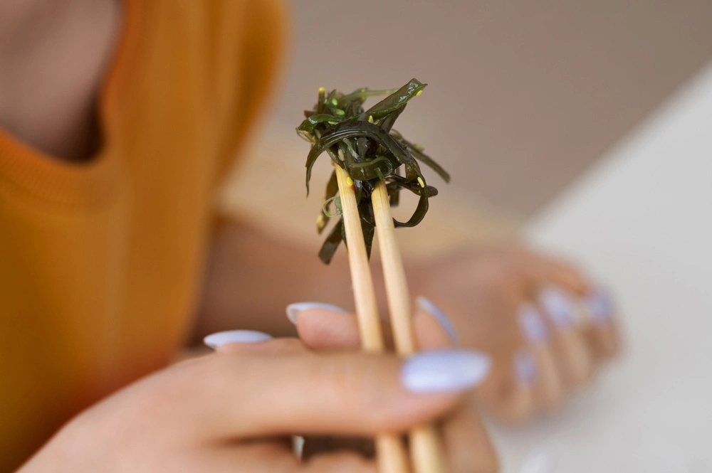 kadr na kobietę jedzącą kelp