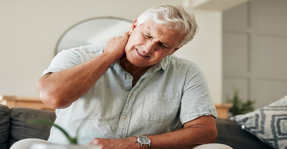 Often, the first of the symptoms of the osteoporosis is chronic back pain, as well as headaches and neck pain. However, these ailments are usually underestimated, considered as typical symptoms of old age.