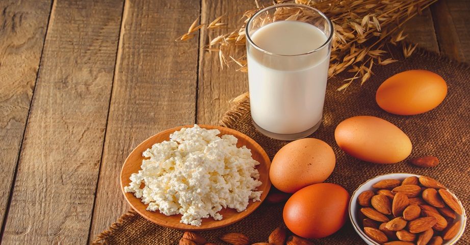 Łatwostrawnym i wygodnym źródłem białka są odżywki białkowe. Za źródła protein uznaje się także produkty, takie jak jaja, mięso, produkty mleczne czy orzechy.
