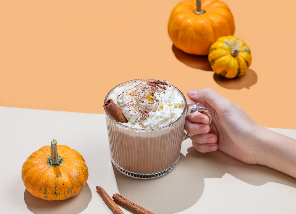kobieca ręka trzymająca kubek z pumpkin spice late