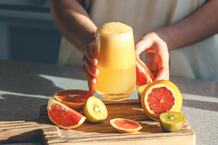 napoj-zielone-smoothie-w-szklankach-dla-detoksu-organizmu.