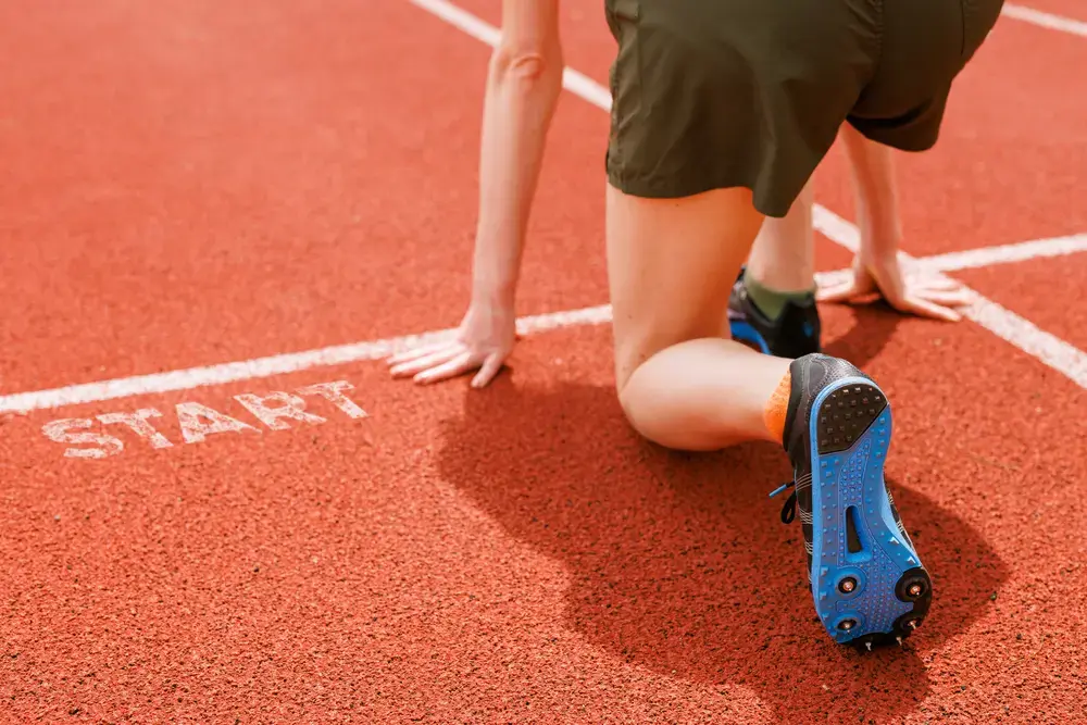 sportowiec-przygotowujacy-sie-do-rozpoczecia-biegu-na-biezni
