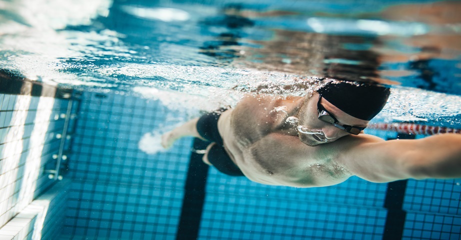 Pływanie na basenie, jak i otwartych akwenach wodnych, to forma aktywności fizycznej, która może pozytywnie wpływać na układ krążenia, a także na mięśnie i stawy. To wysiłek fizyczny, który angażuje niemal wszystkie partie mięśniowe.