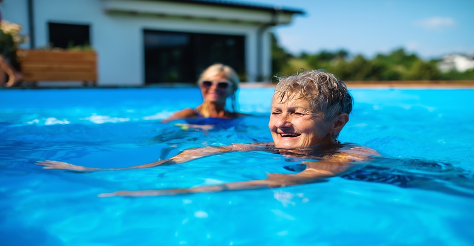 Dlaczego warto pływać? Jakie mogą być korzyści związane z pływaniem? Pływanie to rodzaj aktywności fizycznej, która jest też formą relaksu. Pływanie może pozytywnie wpływać na funkcje poznawcze, zarówno wśród seniorów, jak i osób młodszych, a także może poprawiać jakość życia osób starszych.