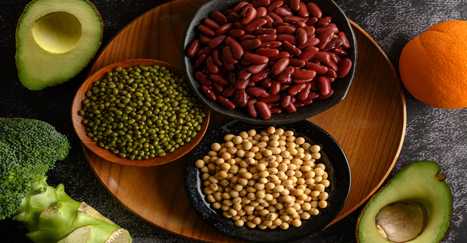 Wegańskie białko można znaleźć w produktach pochodzenia roślinnego, takich jak suche nasiona roślin strączkowych, orzechy czy nasiona.