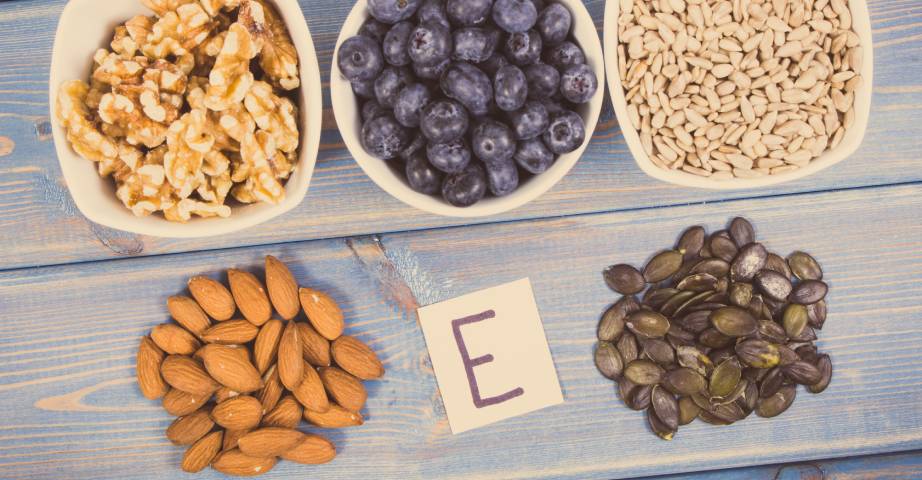 Lebensmittel, die reich an den Vitaminen A und E sind - Milchprodukte, Eier, Nüsse, Obst und Gemüse.