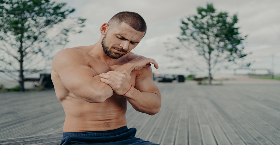 Is it possible to train during muscle soreness? You can exercise, but you should focus on recreational activities such as swimming, walking or stretching.