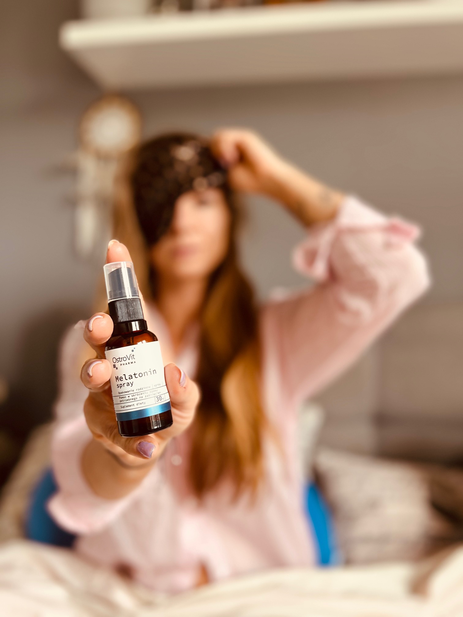 kobieta trzyma melatoninę na sen