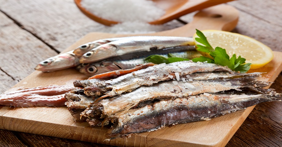 Anchois to przetwory z sardeli europejskiej, szczególnie popularne w diecie śródziemnomorskiej. Sardela europejska zawiera sporo kwasów omega-3 a także witaminy i składniki mineralne, a tym samym może pozytywnie wpływać m.in. na pracę serca.