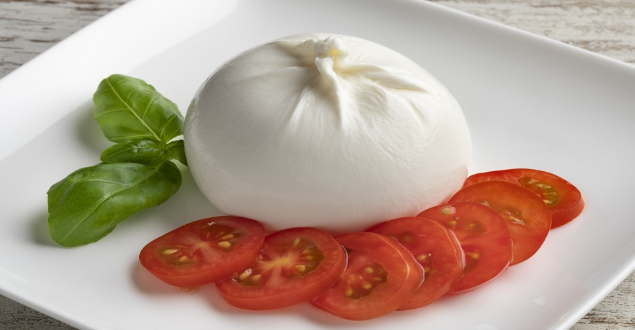 Burrata to włoski ser pochodzący z regionu Apulia, który tradycyjnie wytwarzany jest z mleka krowiego. Z zewnątrz przypomina mozzarellę, jednak wyróżnia się kremowym, półpłynnym wnętrzem.