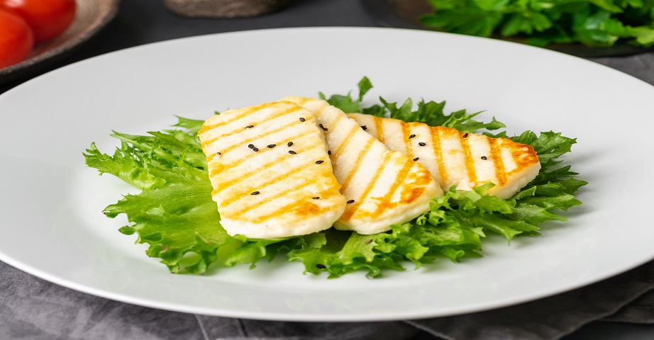 Halloumi to cypryjski ser pozyskiwany z mleka owczego lub mieszanki mleka owczego, koziego i krowego. Można rozróżnić świeży halloumi lub dojrzewający. To produkt, który świetnie smakuje z grilla, a także jako dodatek do dań na słodko i na wytrawnie.