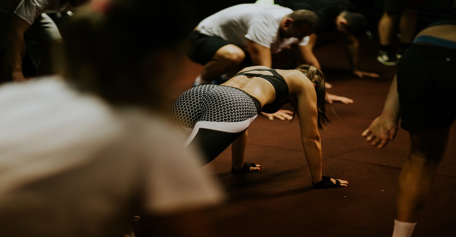 HIIT to trening interwałowy o bardzo wysokiej intensywności, który umożliwia redukcję masy ciała, a także wzmocnienie mięśni i poprawę wydolności.